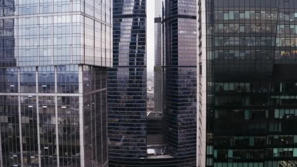 Glas en betonnen wolkenkrabbers, Business Centers. lucht vlucht. — Stockvideo