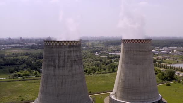 Gwałtowna Elektrownia cieplna, lot powietrzny w pobliżu. W lecie, strzał 4K. Zbliżenie. — Wideo stockowe