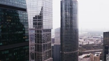 Cam ve beton gökdelenler, iş merkezleri. hava uçuşu.