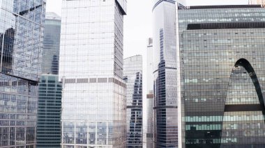 Cam ve beton gökdelenler, iş merkezleri. hava uçuşu.