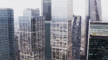Cam ve beton gökdelenler, iş merkezleri. hava uçuşu.