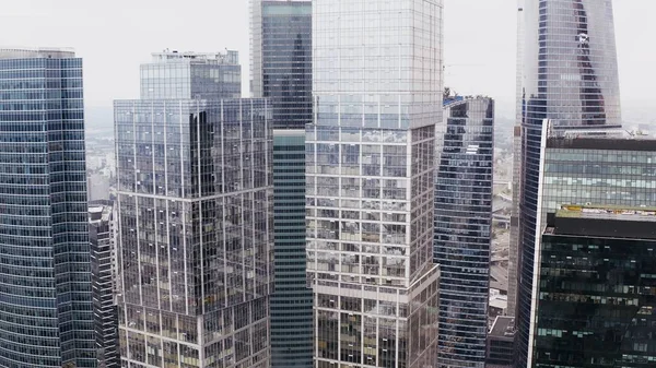 Cam ve beton gökdelenler, iş merkezleri. hava uçuşu.