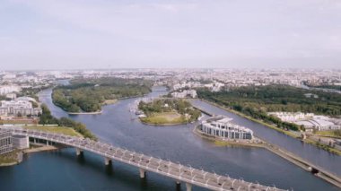 Pürüzsüz bir hava uçuşu, arabaların bindiği bir nehrin üzerinde duran bir köprüüzerinde bir uçuş. 4k.