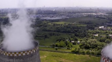 Yükselen ısı santrali, yakındaki hava uçuşu. Yazın, 4k vurdu. Yakın çekim.