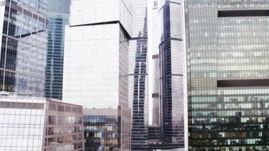 Cam ve beton gökdelenler, iş merkezleri. hava uçuşu.