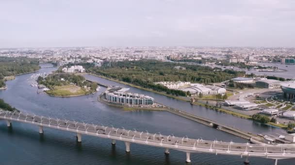 Een soepele lucht vlucht, een vlucht over een brug staande over een rivier waarop auto's rijden. 4k. — Stockvideo