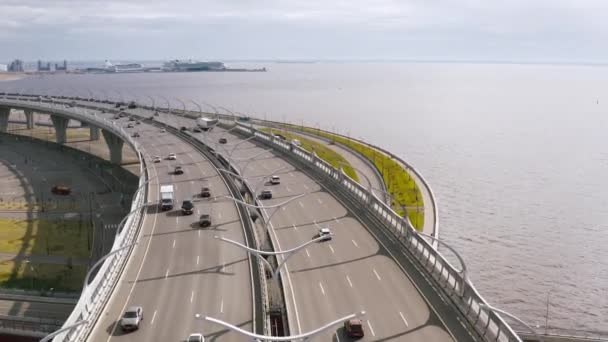 滑らかな空中飛行、車が乗る川の上に立つ橋の上の飛行。4k. — ストック動画