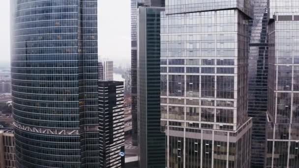 Glas en betonnen wolkenkrabbers, Business Centers. lucht vlucht. — Stockvideo