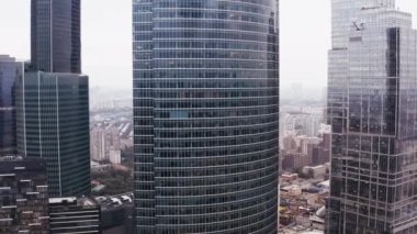 Cam ve beton gökdelenler, iş merkezleri. hava uçuşu.