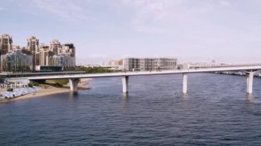 Hava Fly yukarıda ve batan güneşte nehrin üzerinde duran bir kablo kaldı köprü ile. 4k