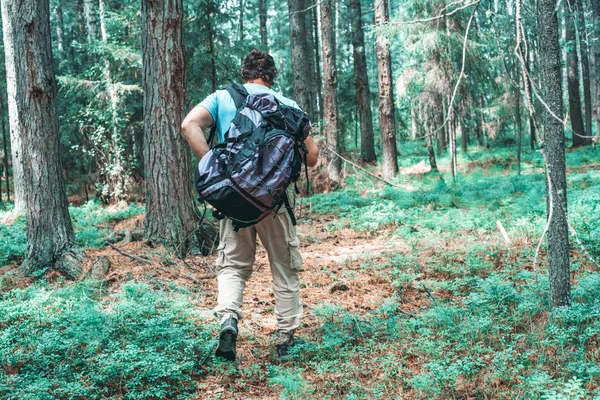 Ormanda seyahat büyük bir turist sırt çantası ile bir adam, ekoturizm kavramı.