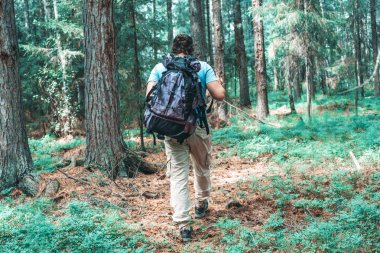 Ormanda seyahat büyük bir turist sırt çantası ile bir adam, ekoturizm kavramı.