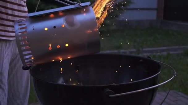 Los hombres encienden una barbacoa con un arrancador. Un montón de chispas y fuego. de cerca — Vídeos de Stock