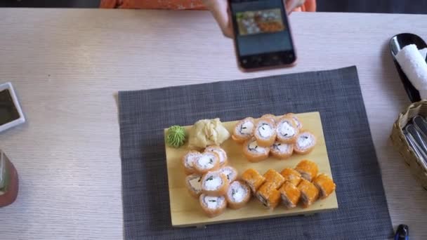 Eine Bloggerin fotografiert Essen auf einem Handy, für soziale Netzwerke, einen Blick von oben. — Stockvideo