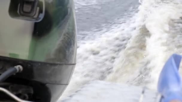 Un barco pesquero flota en el río al atardecer. Vista desde el lado del motor. De cerca. — Vídeos de Stock