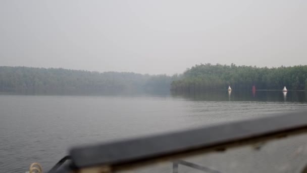 En fiskebåt flyter på floden i solnedgången. Utsikt från passagerarsidan. — Stockvideo