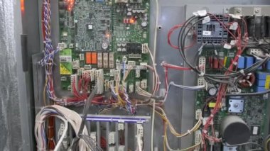 asansör kontrol sisteminden birbirine bağlanmış tozlu mikro devreler. Yakın çekim