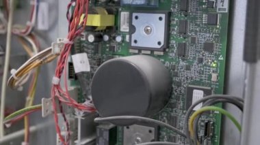 asansör kontrol sisteminden birbirine bağlanmış tozlu mikro devreler. Yakın çekim