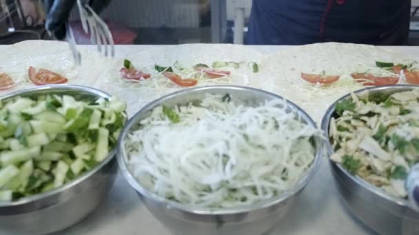 El proceso de preparación de shawarma, el cocinero pone los ingredientes. De cerca. — Vídeos de Stock