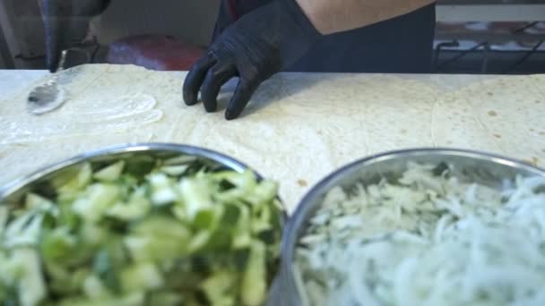 Proces przygotowywania Shawarma, kucharz stawia składniki. Zbliżenie — Wideo stockowe