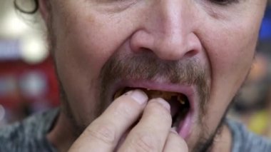 Yetişkin adam fastfood yemek ve gülümseyerek, yakın