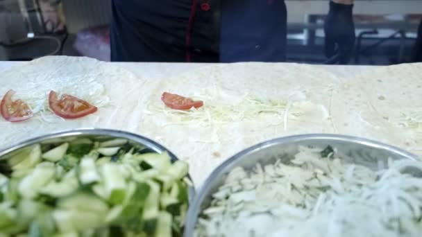 Proces przygotowywania Shawarma, kucharz stawia składniki. Zbliżenie — Wideo stockowe