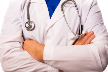 Beyaz elbiseli bir doktor elleri göğsünde katlanmış şekilde duruyor, boynunda asılı bir stetoskop. Yakın çekim