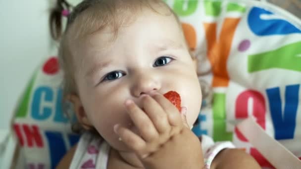 Söt liten baby flicka stående rolig äta röda jordgubbar alla insmorda — Stockvideo