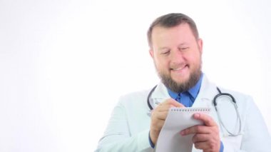 Beyaz önlüklü, beyaz izole edilmiş arka planda sakallı, tombul bir doktor.