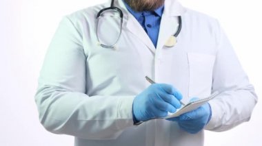 Beyaz önlüklü sakallı, beyaz izole bir arka planda dans eden tombul bir doktor.