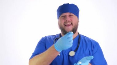 Mavi ceketli, mavi şapkalı, sakallı, tombul bir doktor. 
