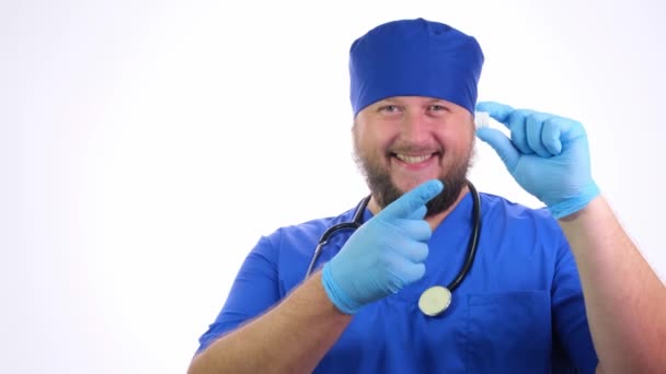 Lekarz z stetoskopem w niebieskich ubraniach na białym, izolowanym tle. — Wideo stockowe
