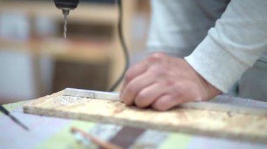  Usta usta alüminyum çerçevede bir delik açıyor.