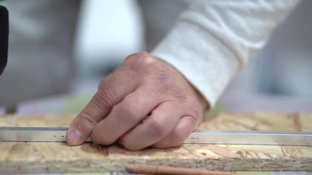 Craftsman master drills a hole in an aluminum frame — Stockvideo