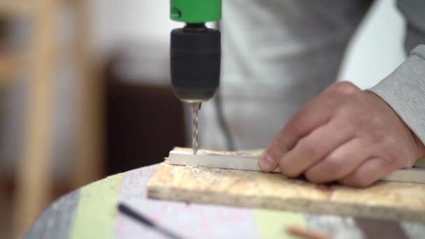 Mestre artesão faz um buraco em uma moldura de alumínio — Vídeo de Stock