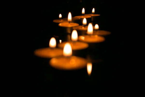 Velas en la oscuridad. Memorial, esperanza, símbolo conmemorativo — Foto de Stock