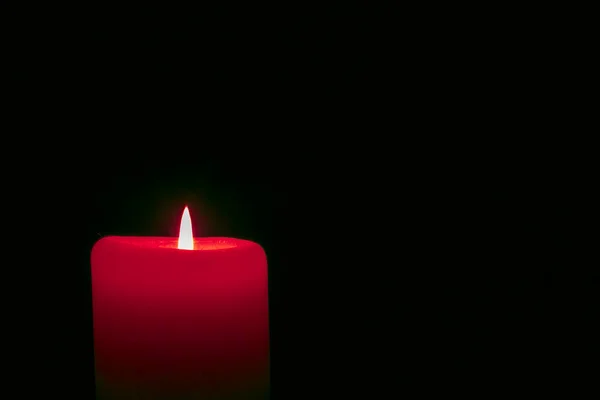 Bougies dans le noir. Mémorial, espoir, symbole commémoratif — Photo