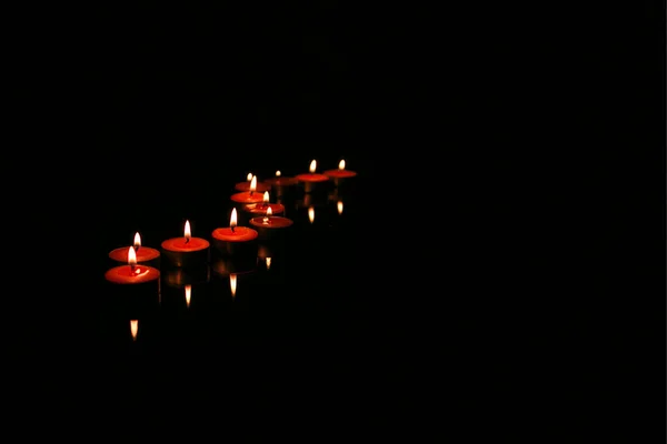 Velas no escuro. Memorial, esperança, símbolo memorial — Fotografia de Stock