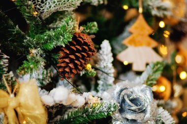 Noel süslemeleri topları ve koniler