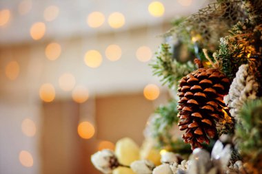 Noel süslemeleri topları ve koniler