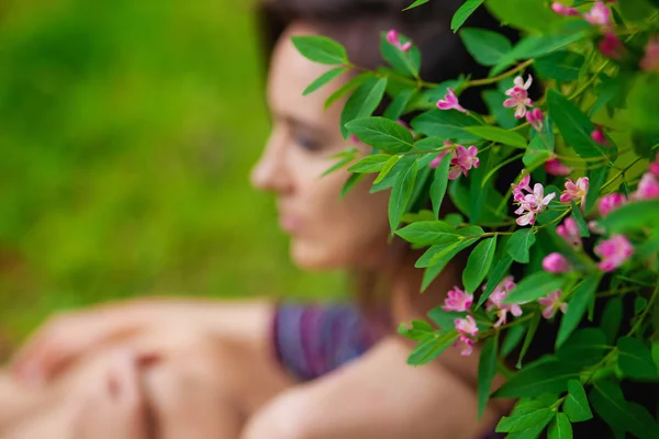 Retrato Mulher Jovem Com Flores Lilás — Fotografia de Stock