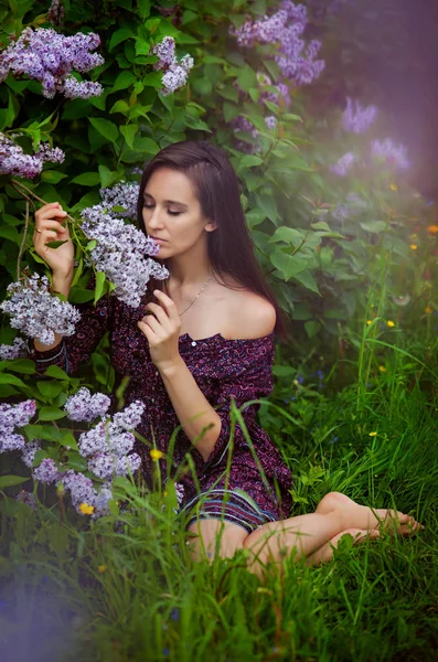 Portrait Jeune Femme Aux Fleurs Lilas — Photo