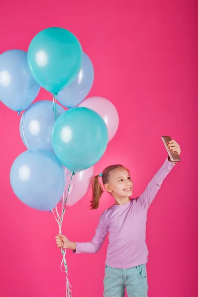 Meisje Met Ballonnen Telefoon — Stockfoto