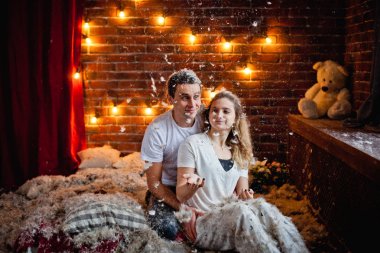 tüy uçan ile erkek ve kız komik yastık kavgası