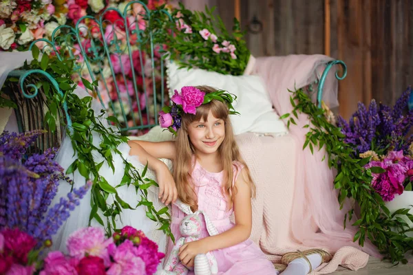 Porträt Eines Mädchens Mit Einem Blumenkranz Und Einem Spielzeughasen — Stockfoto