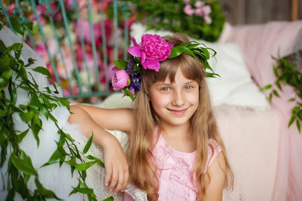 Menina Com Uma Coroa Flores Sorrindo — Fotografia de Stock