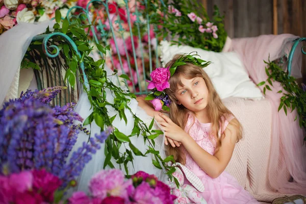 Retrato Uma Menina Com Uma Grinalda Flores — Fotografia de Stock