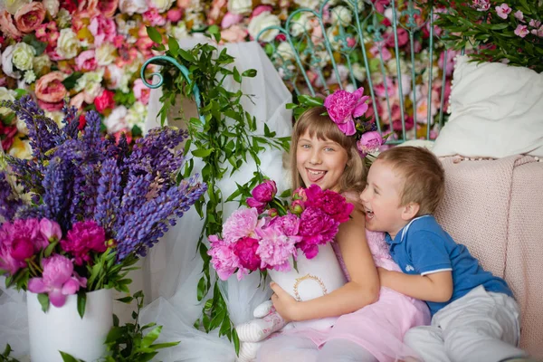 Bruder Und Schwester Amüsieren Sich Zwischen Den Blumen — Stockfoto