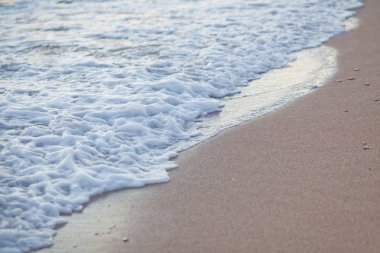 Sahilde ayak izleri.