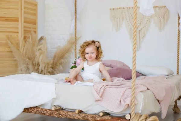 Χαριτωμένο Αξιολάτρευτο Κοριτσάκι Λευκό Κρεβάτι Πρωινή Ώρα Χαλαρώστε Παιδάκι Παιχνιδιάρικο — Φωτογραφία Αρχείου